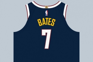 球衣记者：双向球员塔马-贝茨在掘金穿7号 队史上一位是雷吉