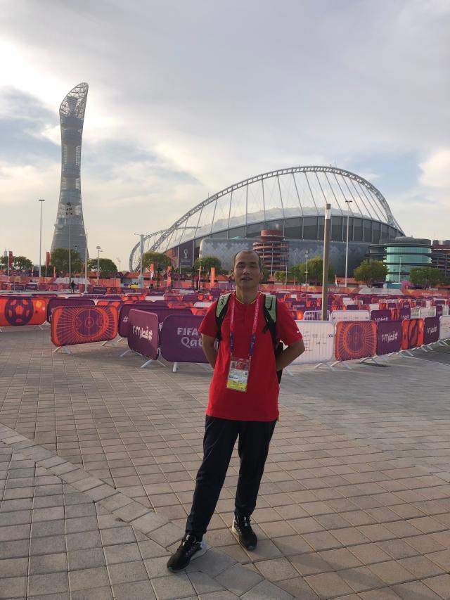 1668961909205063281.jpg 领取完卡塔尔世界杯采访证件后在哈里发体育场以及火炬塔前留念.jpg